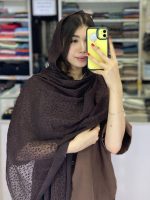 شال حریر نخ پلنگی مجلسی با ایستایی عالی و طرح مخمل سرخور قهوه ای