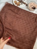 شال نخی گوچی با پایین حصیری، ایستایی فوق‌العاده و طراحی شیک قهوه ای