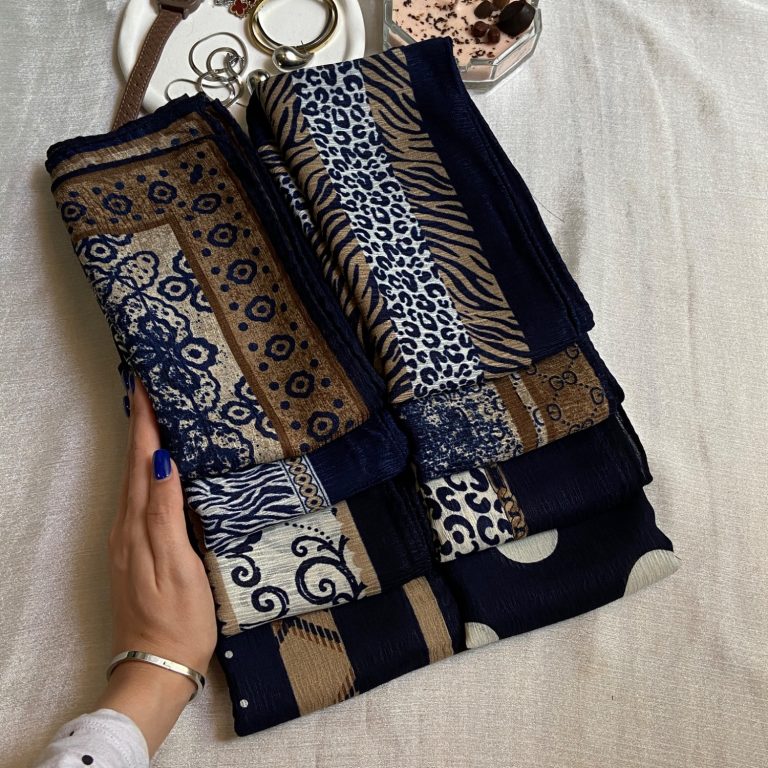 روسری نخی دور حاشیه سرمه ای نمای کلی