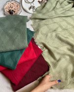 شال نخی پلیسه وارداتی سبک و شیک با ایستایی عالی روی سر زرشکی سلز
